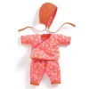 Djeco Conjunto de camisa y pantalón con flores rosas y gorro Petit Pan 32cm.
