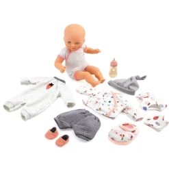 Djeco Maleta de Vanille con muñeco, ropa y accesorios Pomea