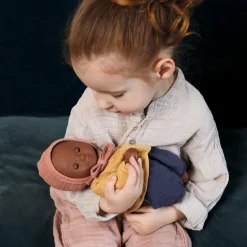 Djeco Muñeco camisa naranja pantalón azul 32cm