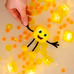 Glopals Set personaje Alex y 2 cubos amarillos con luz Glo Pals